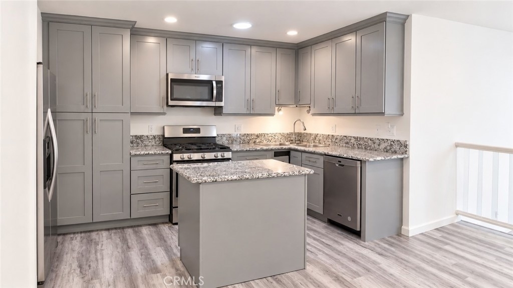 4615 1/2 Saloma Avenue - Photo 4