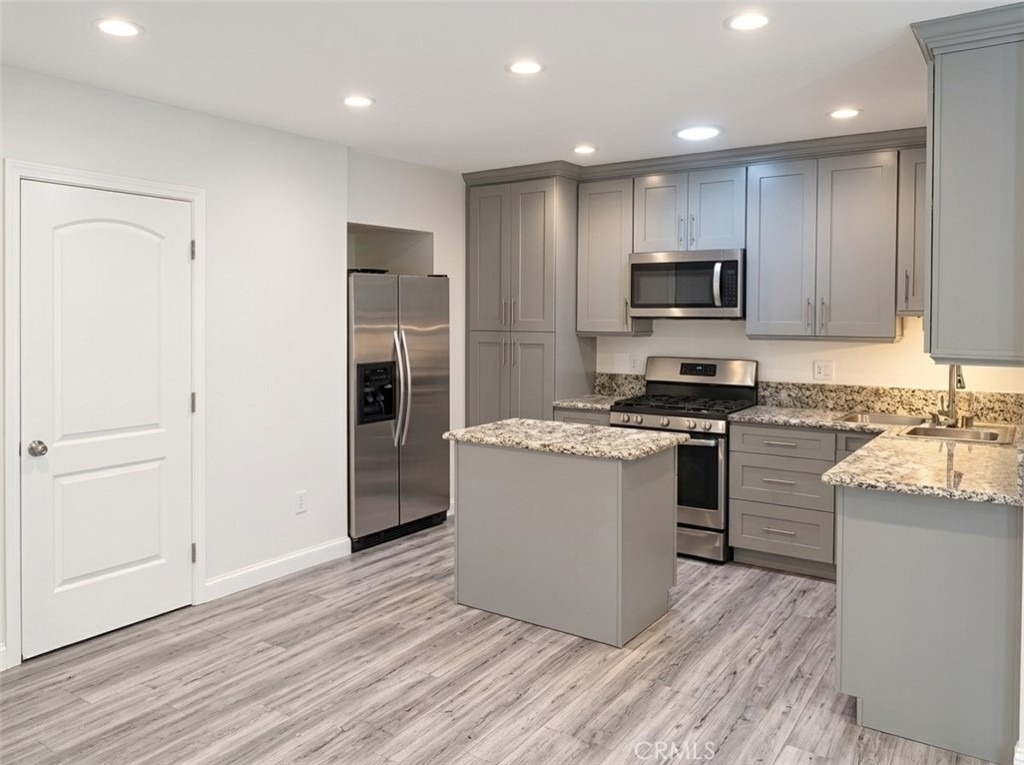 4615 1/2 Saloma Avenue - Photo 2