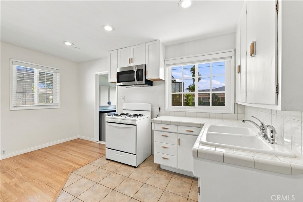 8326 Barnsley Avenue - Photo 10