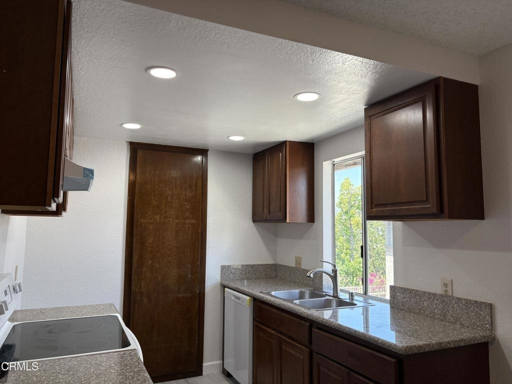 1811 Ewing Court - Photo 9