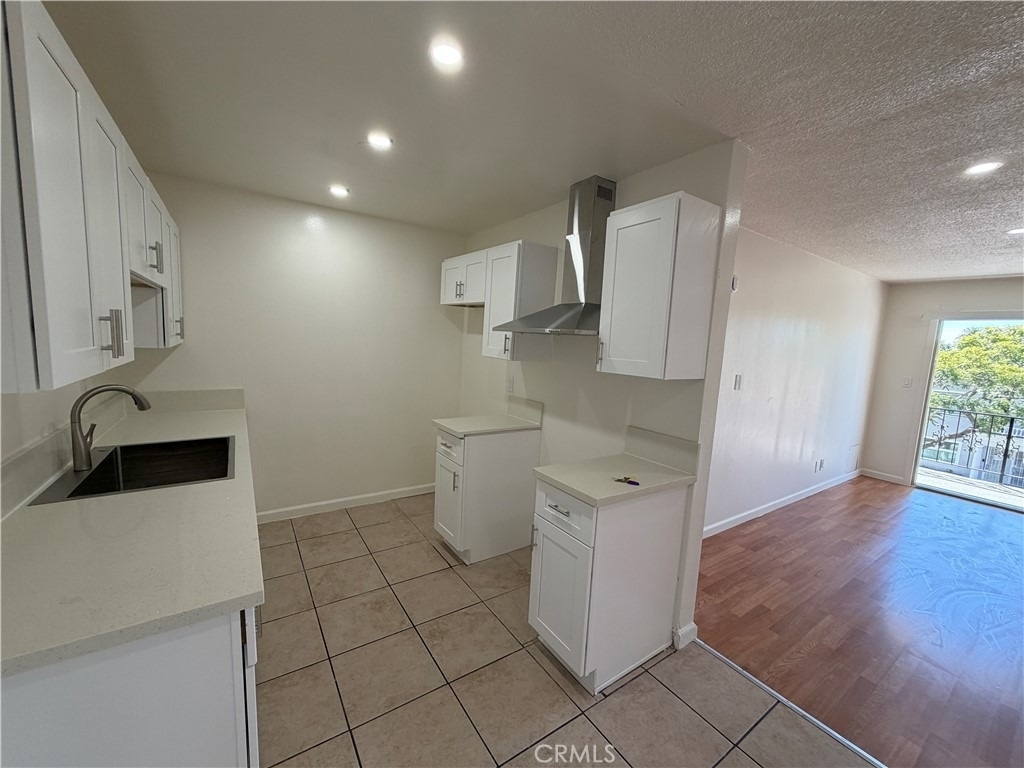 737 E 5th - Photo 2