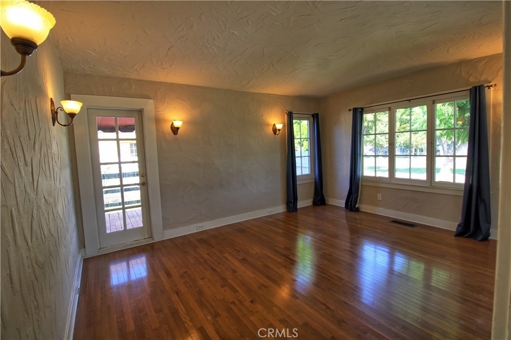 304 Normandie Court - Photo 4