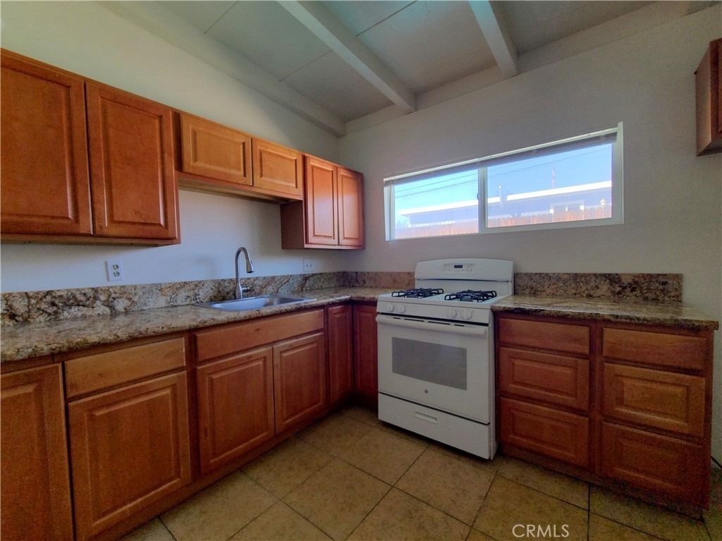 1321 Campus Avenue - Photo 7