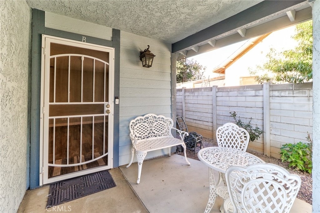 317 W 1st - Photo 4