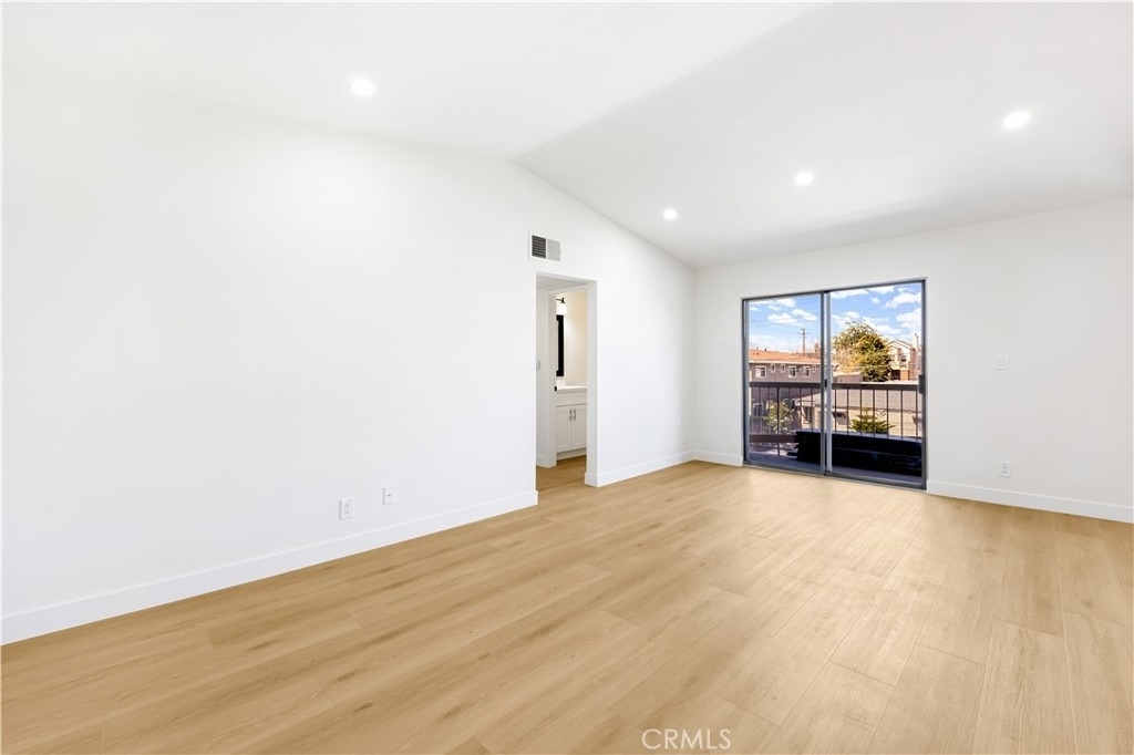262 W Valencia - Photo 2