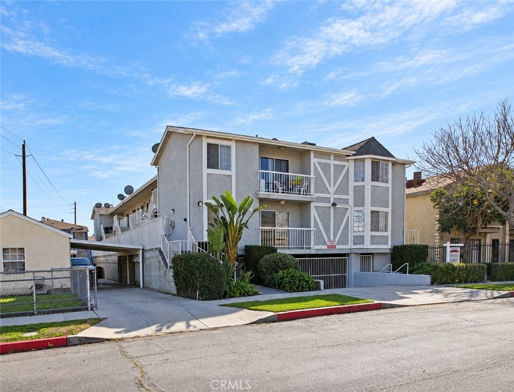 262 W Valencia - Photo 0