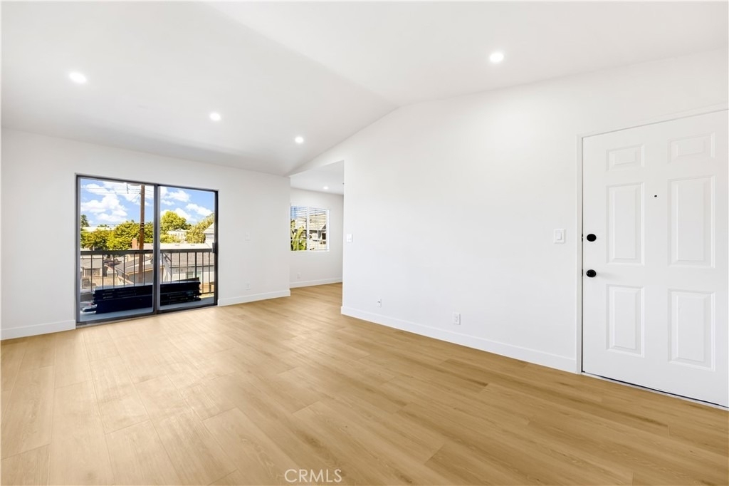 262 W Valencia - Photo 3