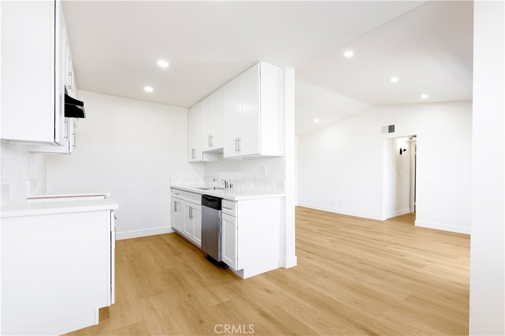 262 W Valencia - Photo 4