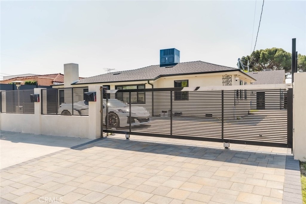 11856 Arminta Street - Photo 15