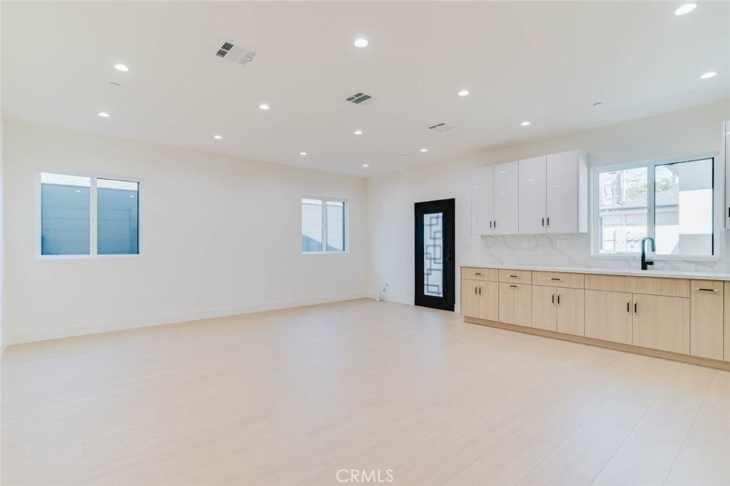 11856 Arminta Street - Photo 6