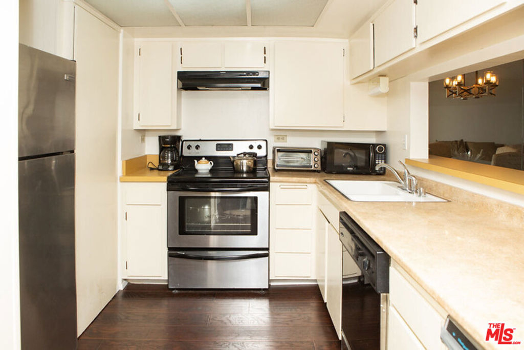 10966 Rochester Avenue - Photo 21
