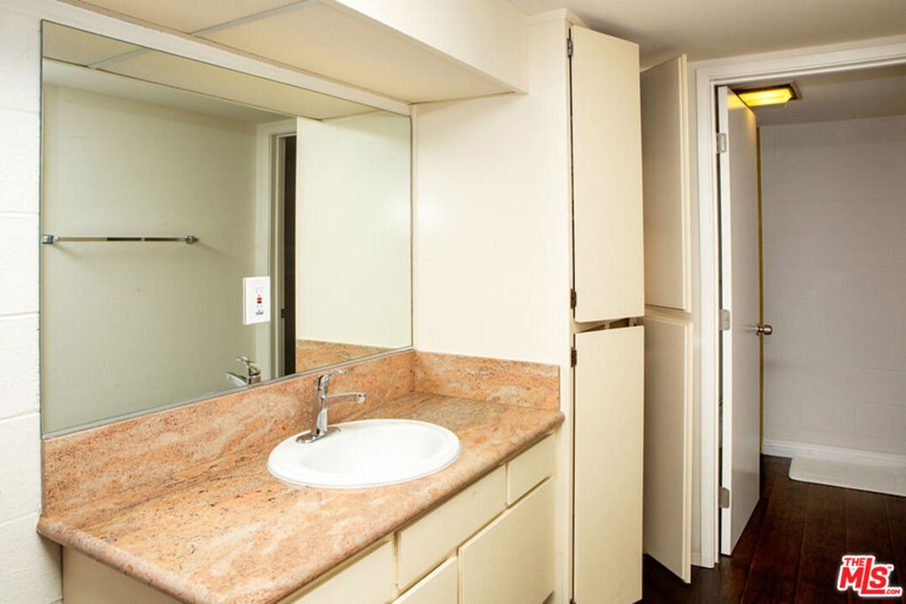 10966 Rochester Avenue - Photo 23