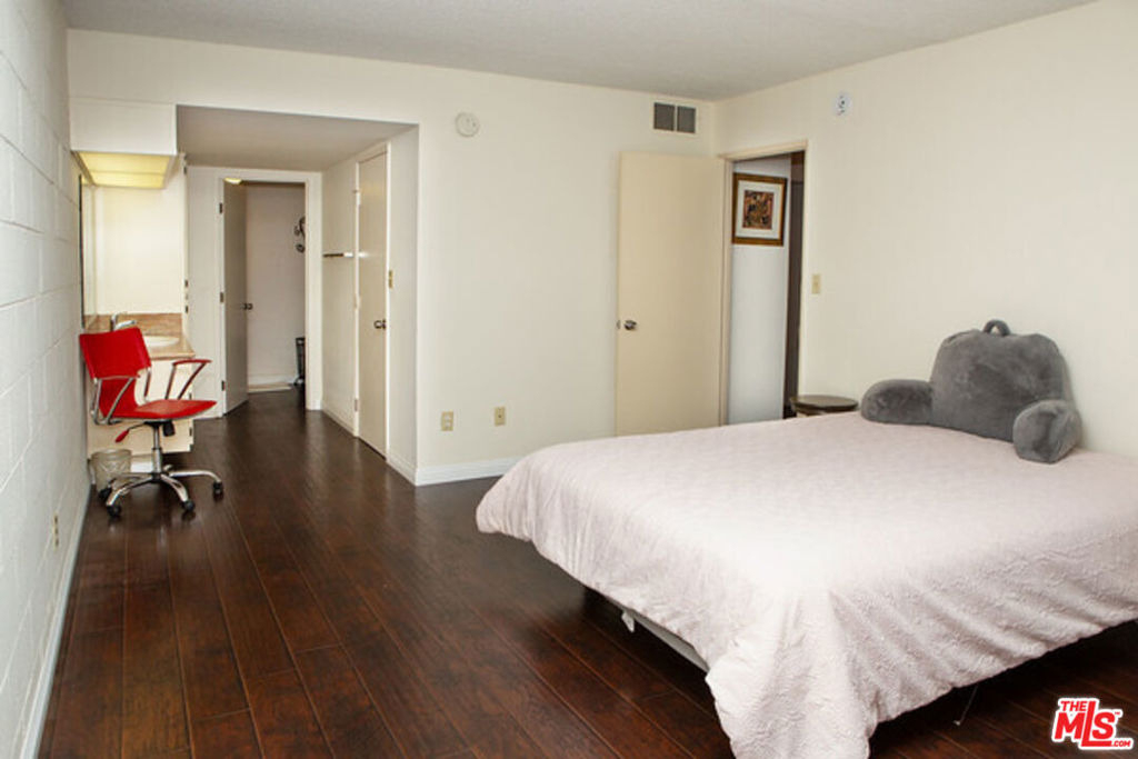 10966 Rochester Avenue - Photo 12