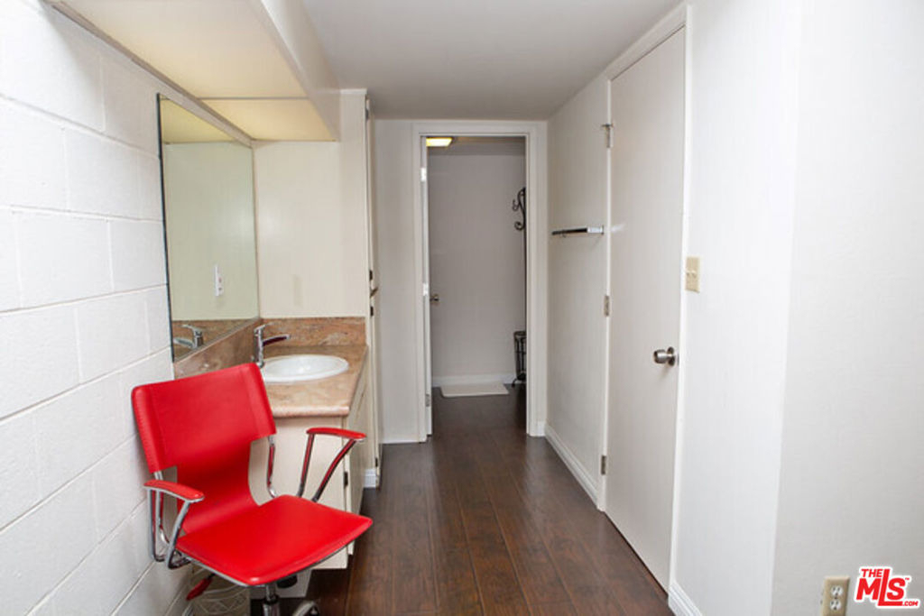 10966 Rochester Avenue - Photo 13