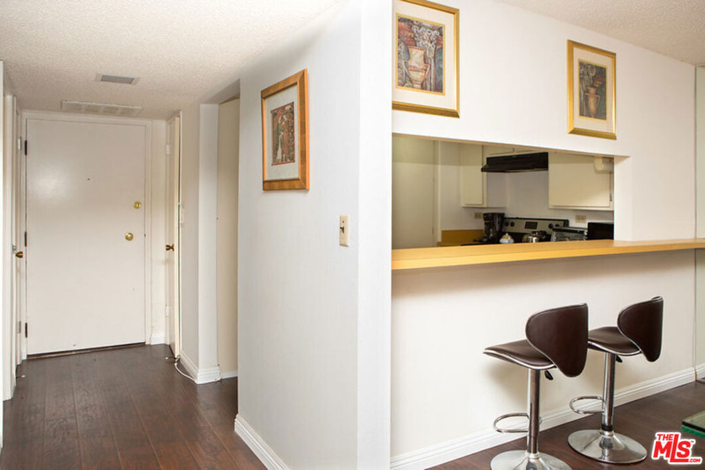 10966 Rochester Avenue - Photo 9