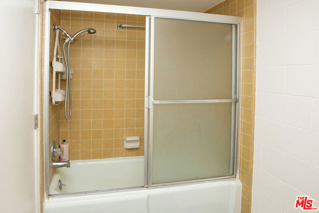 10966 Rochester Avenue - Photo 16