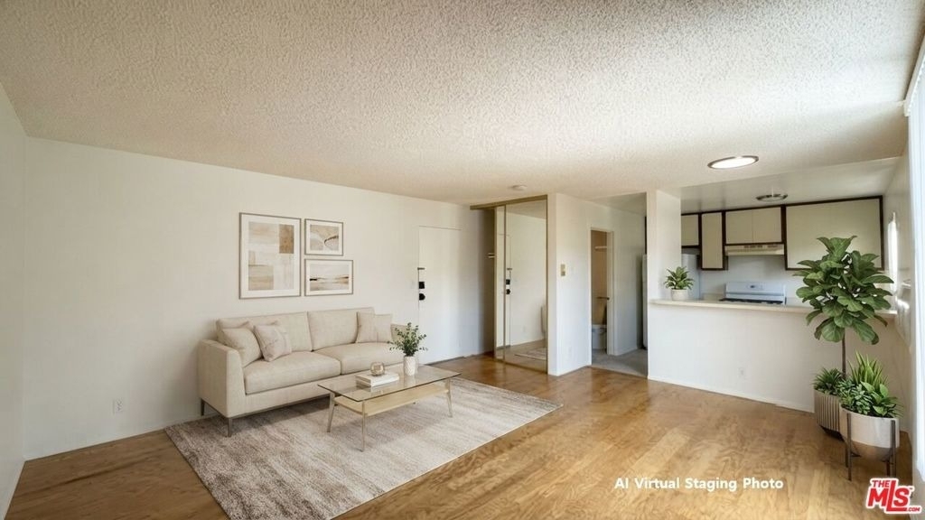 922 N Hudson Avenue - Photo 3