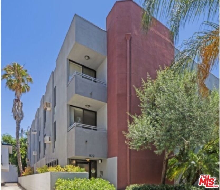 922 N Hudson Avenue - Photo 0