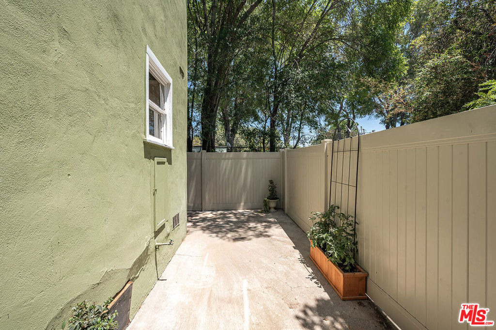 2004 Echo Park Avenue - Photo 24