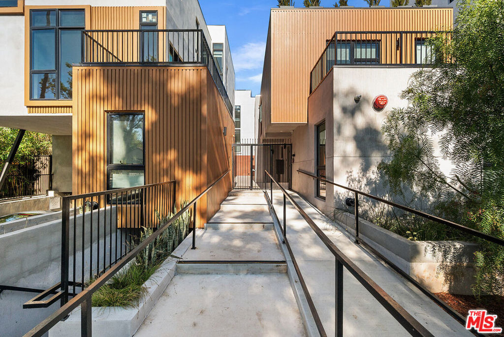 1016 N Martel Avenue - Photo 1