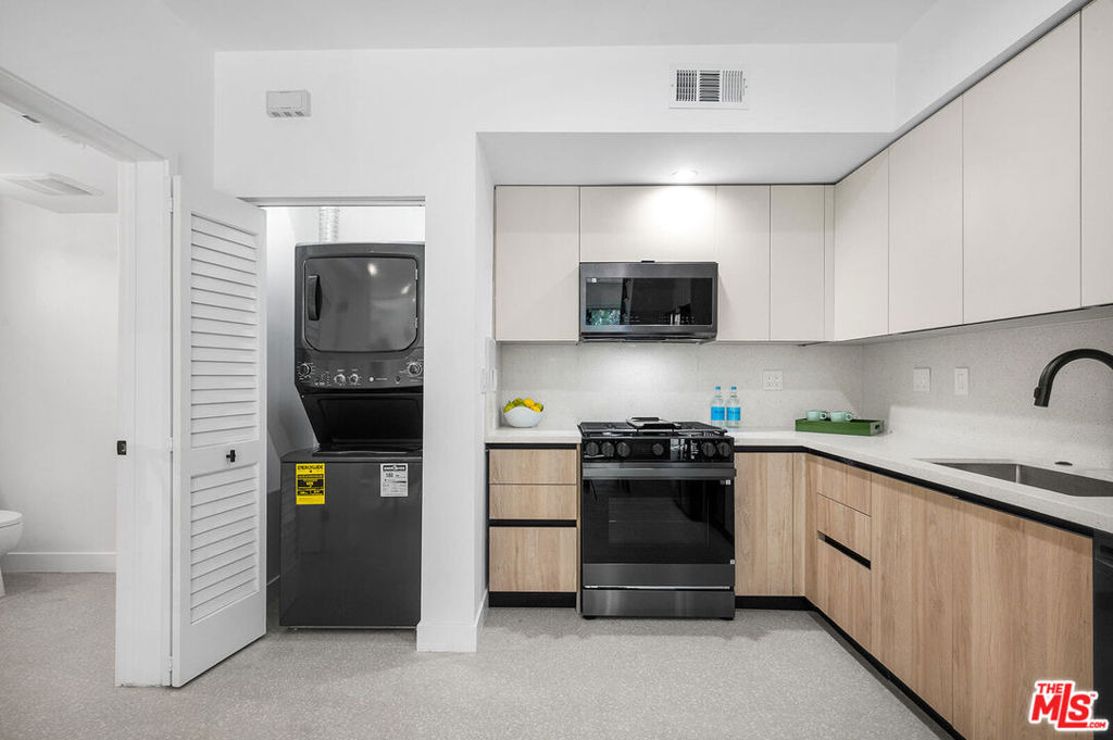 1016 N Martel Avenue - Photo 6