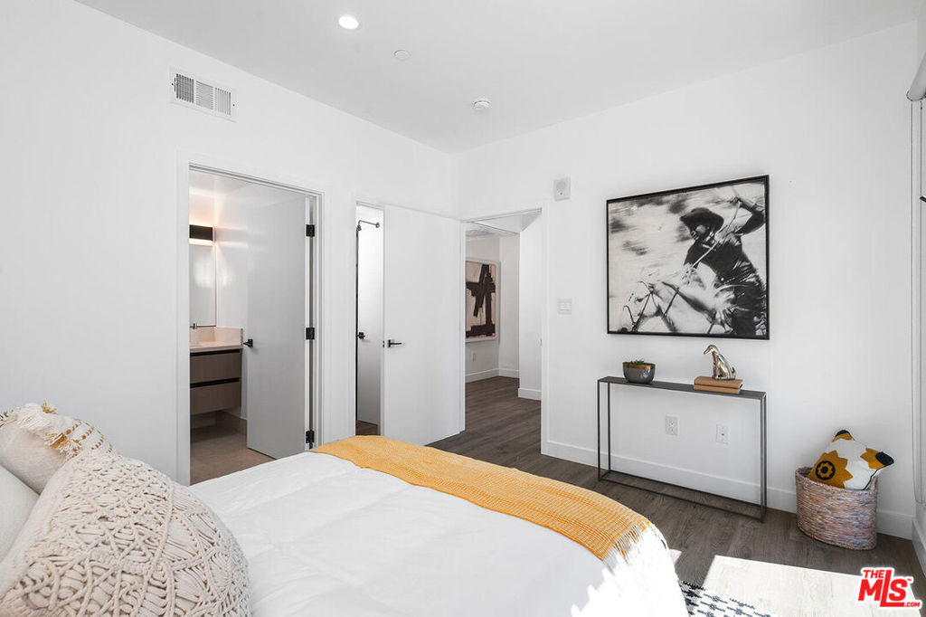 1016 N Martel Avenue - Photo 9