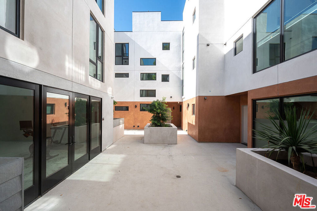 1016 N Martel Avenue - Photo 19