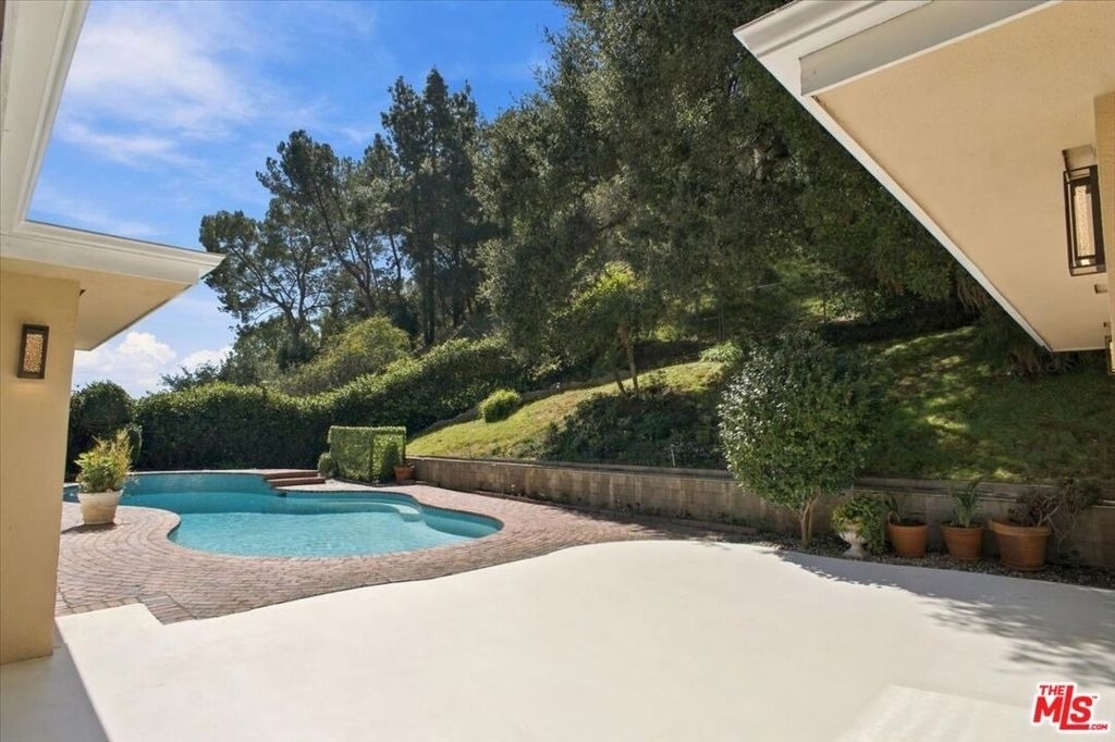 1423 Roscomare Road - Photo 17