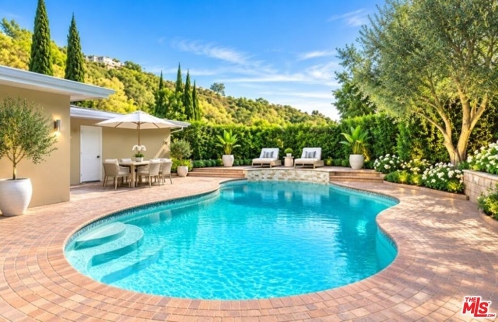 1423 Roscomare Road - Photo 18