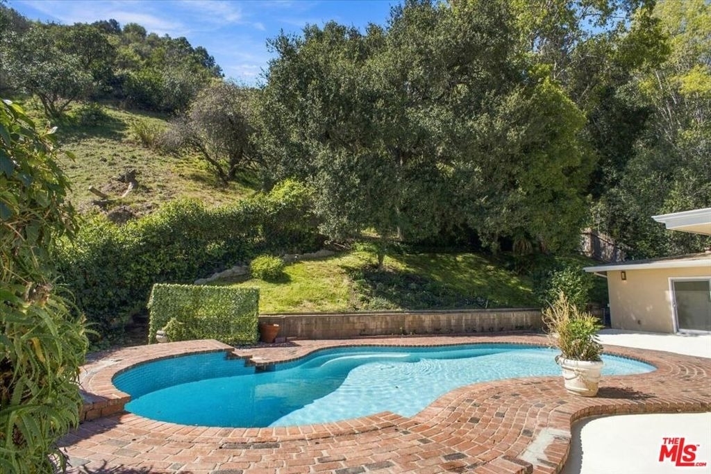 1423 Roscomare Road - Photo 2