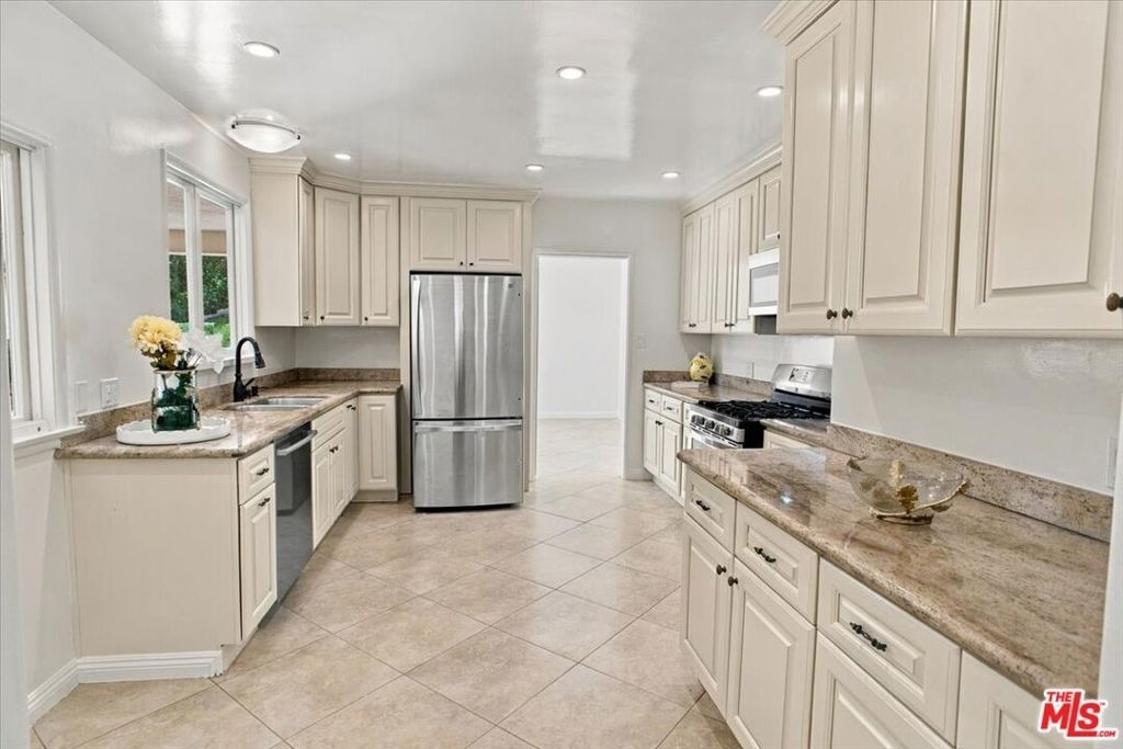 1423 Roscomare Road - Photo 11