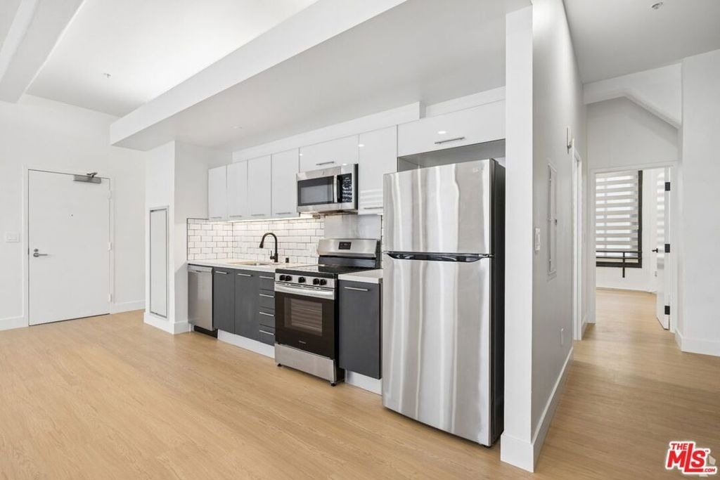 424 S Broadway - Photo 2