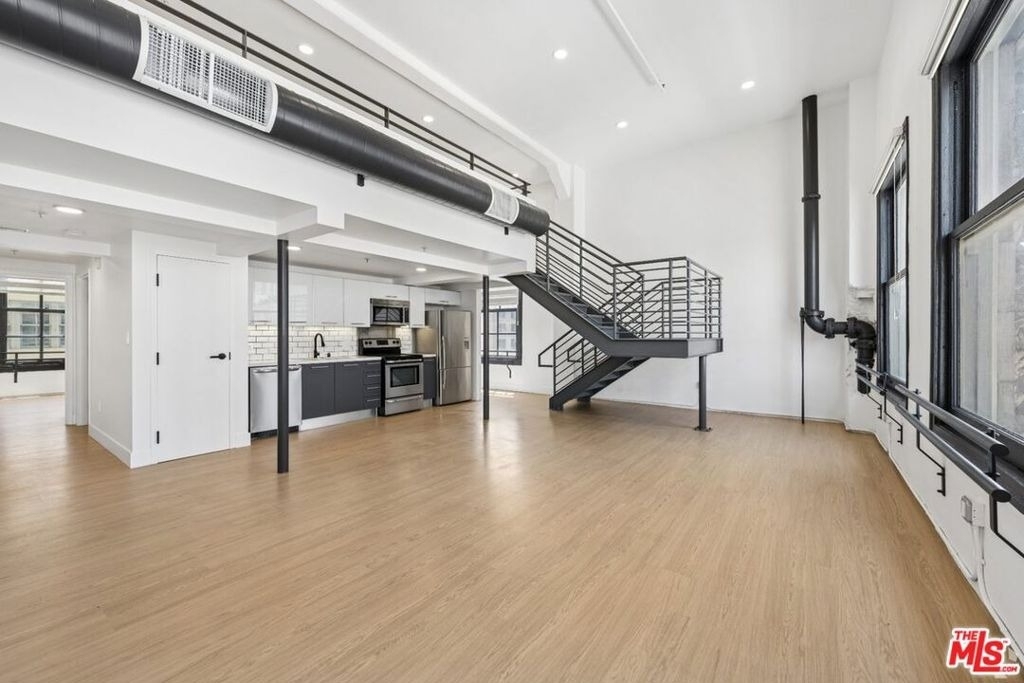 424 S Broadway - Photo 1