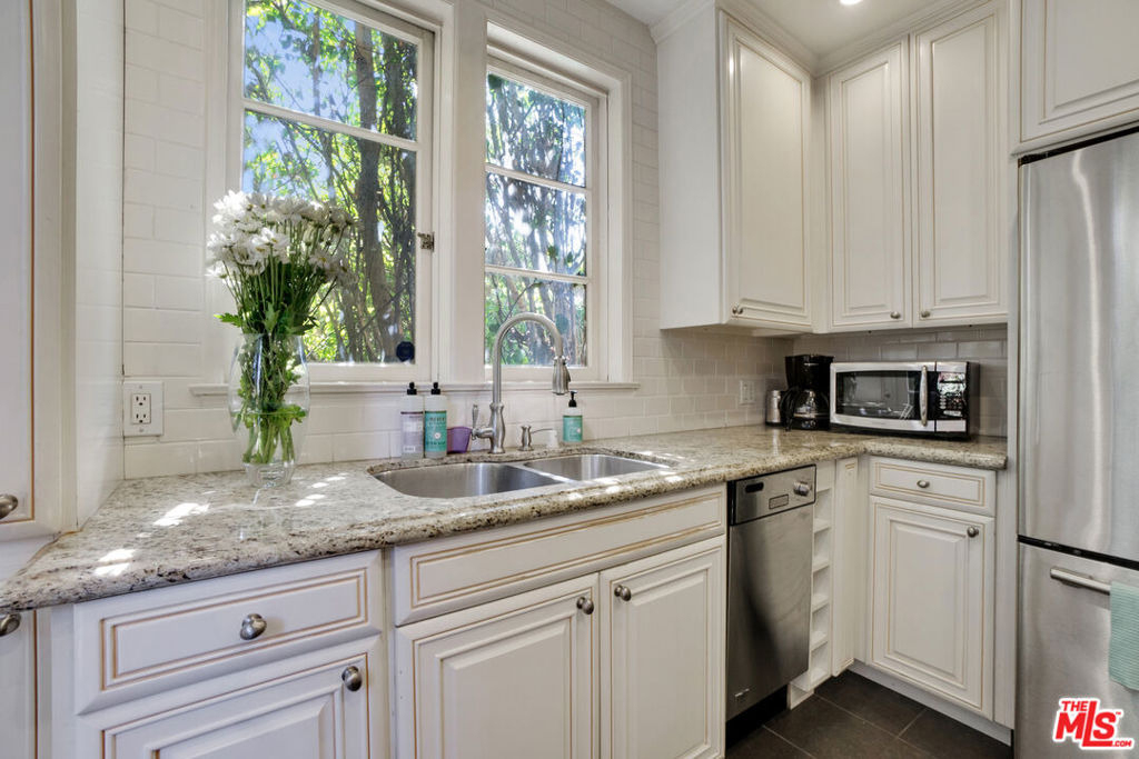 1360 N Crescent Heights Boulevard - Photo 13