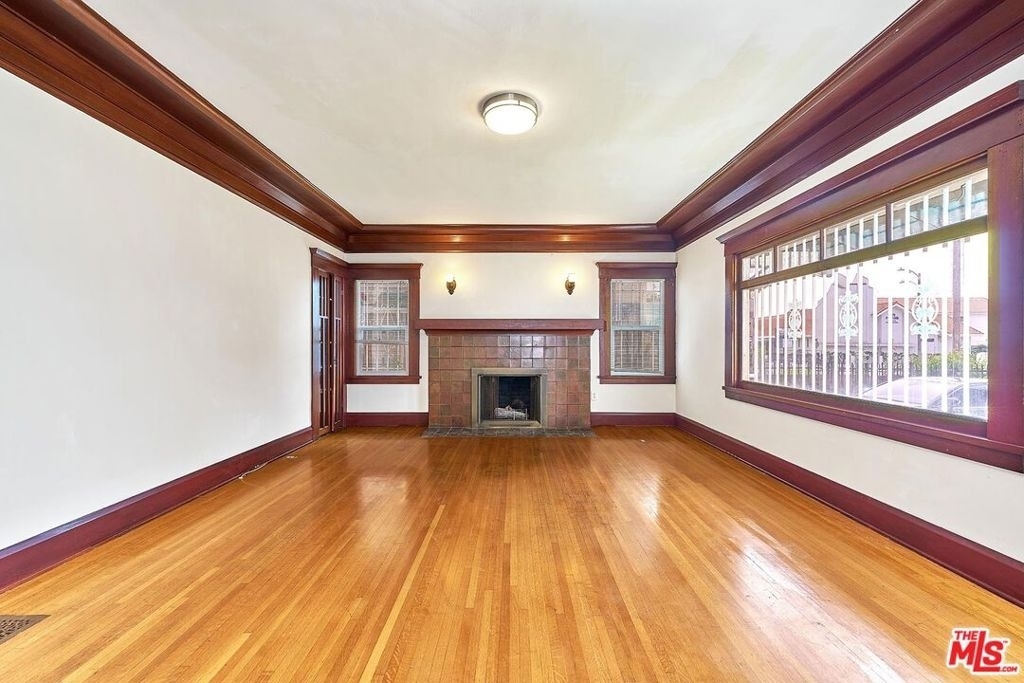 1016 S Oxford Avenue - Photo 1