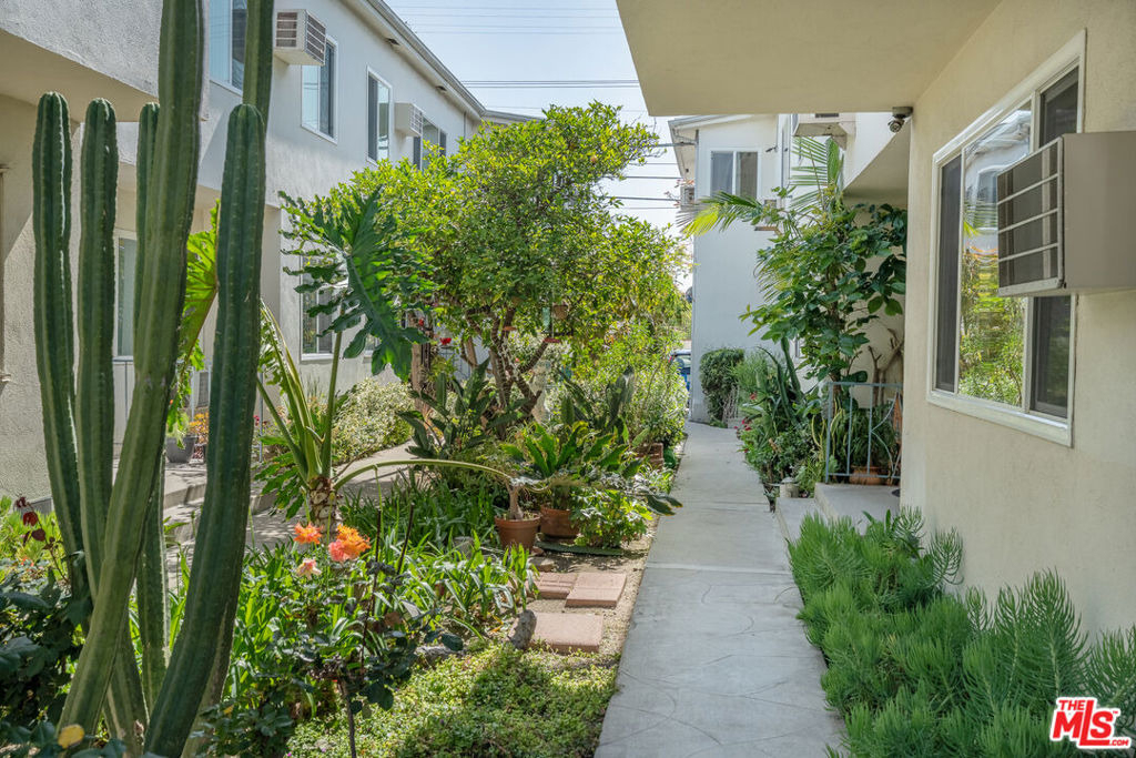 256 S Doheny Drive - Photo 1