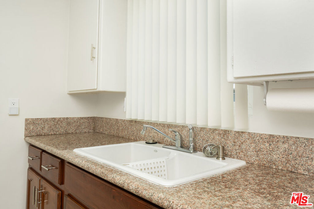 256 S Doheny Drive - Photo 9