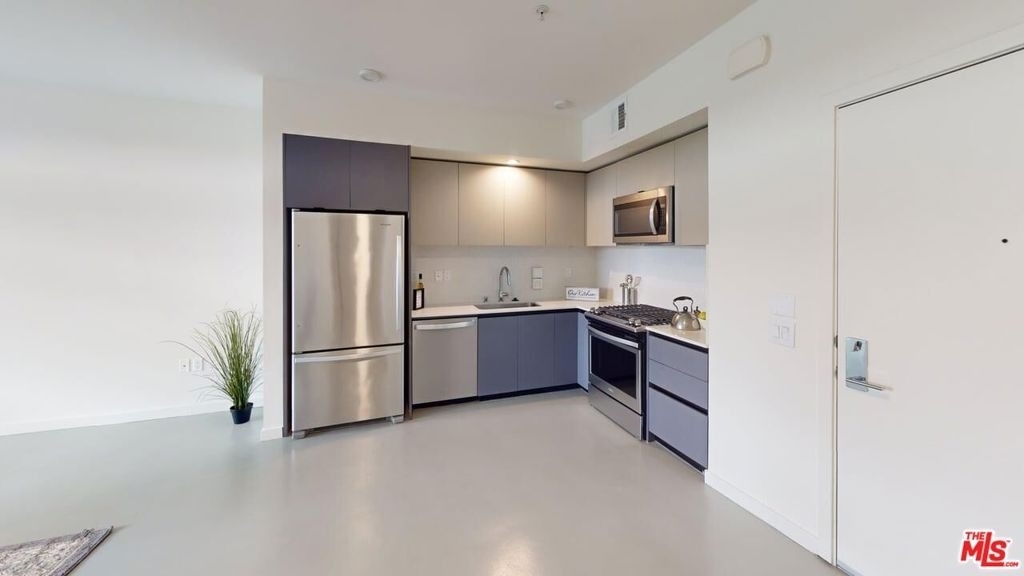 515 W Broadway - Photo 3