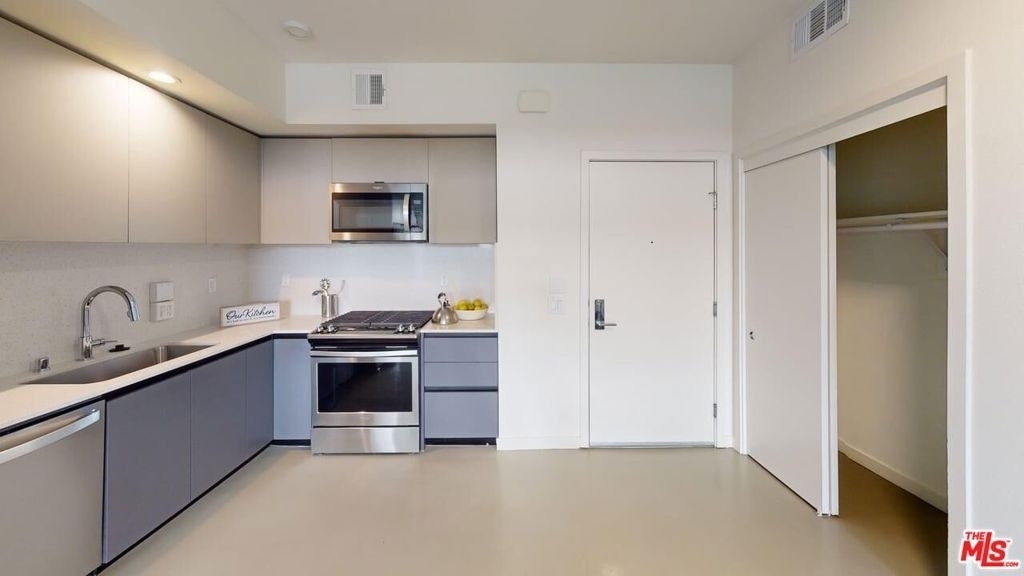 515 W Broadway - Photo 4