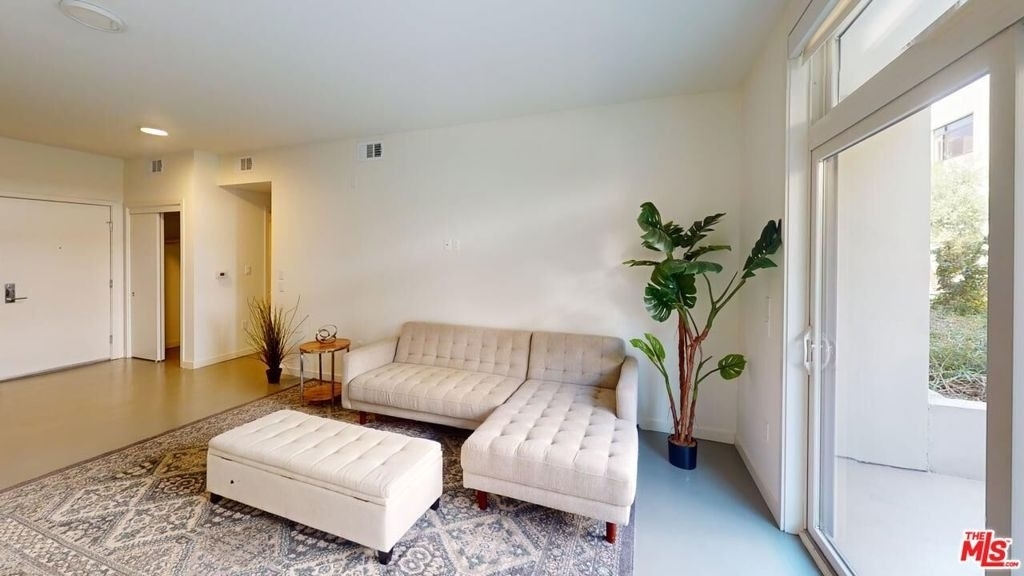 515 W Broadway - Photo 2