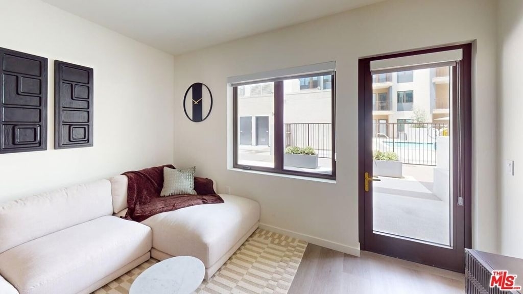 127 W Pomona Avenue - Photo 2