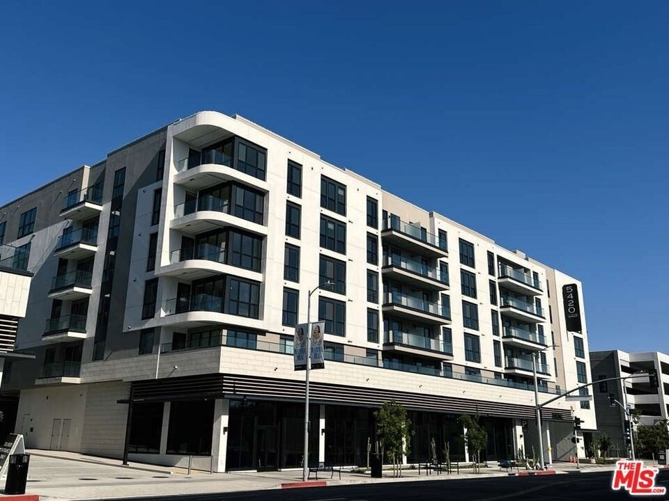 5420 W Sunset Boulevard - Photo 0