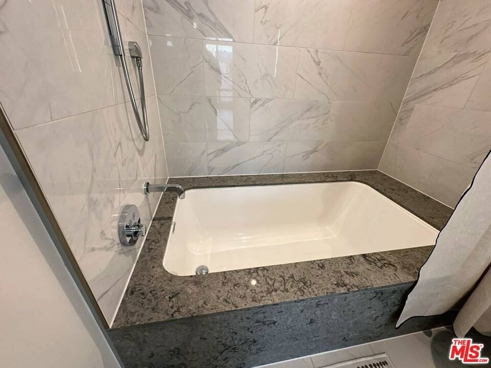 1000 West 8th Street - Photo 17