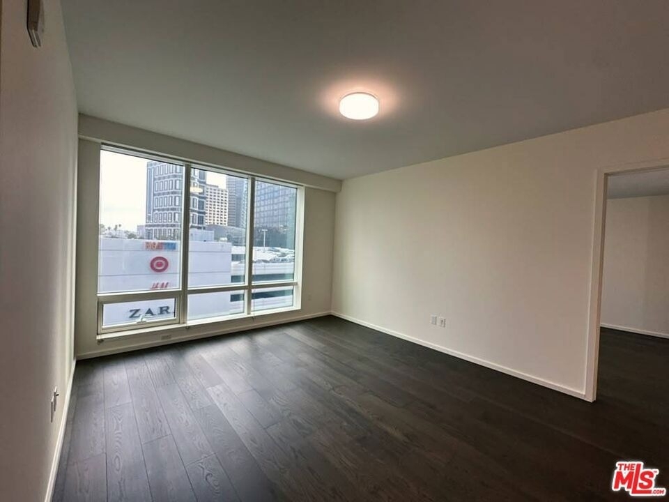 1000 West 8th Street - Photo 2