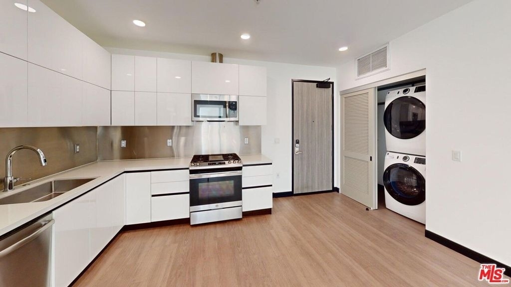11036 Moorpark Street - Photo 2