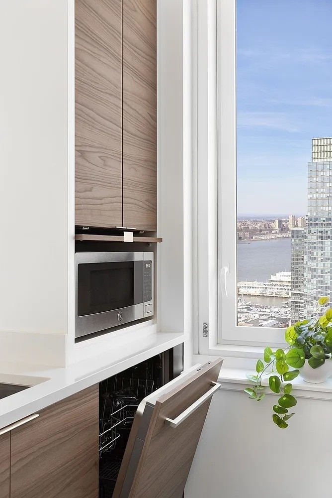 555 West 38th Street - Photo 5