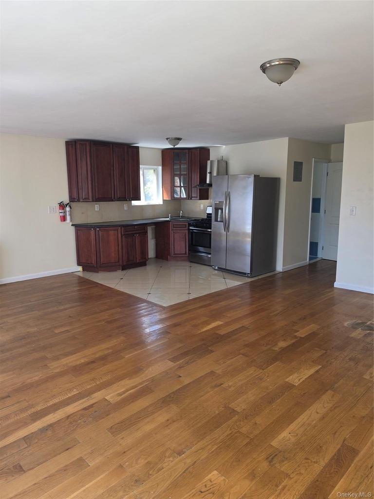 19525 Woodhull Avenue - Photo 2