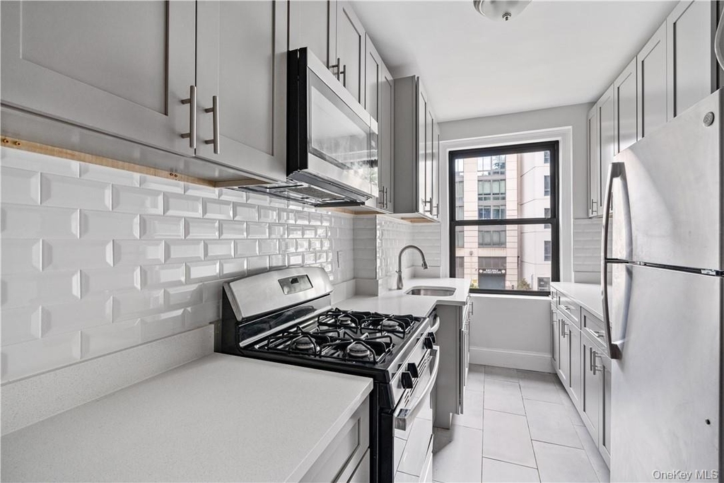 250 Martine Avenue - Photo 7