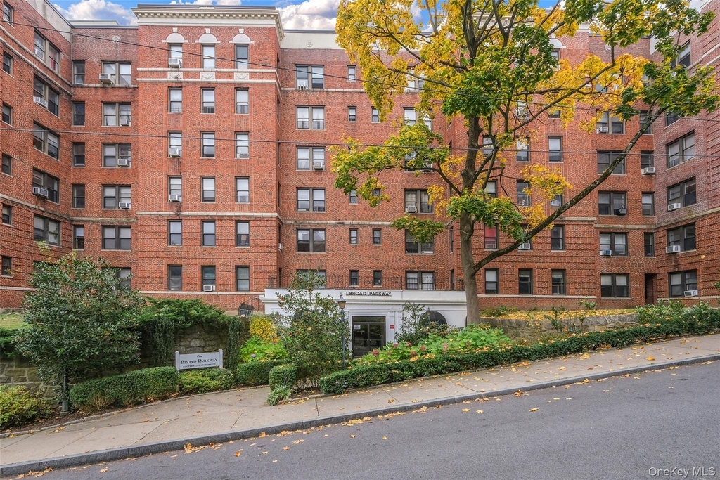1 Broad Parkway - Photo 2
