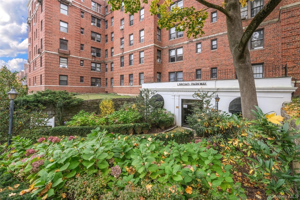 1 Broad Parkway - Photo 3